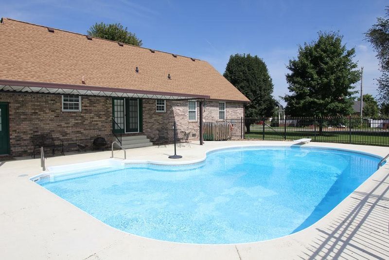212 Lone Oak Dr, White House, TN 37188