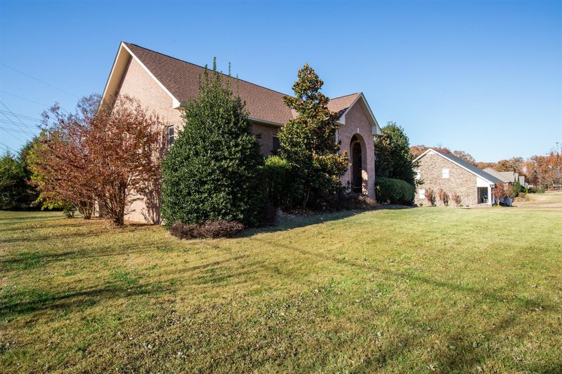 1004 Fairways Dr, Greenbrier, TN 37073