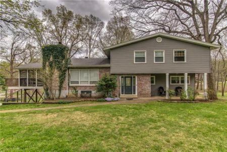 203 E Park Cir, Dickson, TN 37055