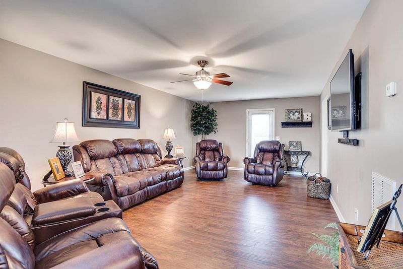 1621 London Dr, Columbia, TN 38401