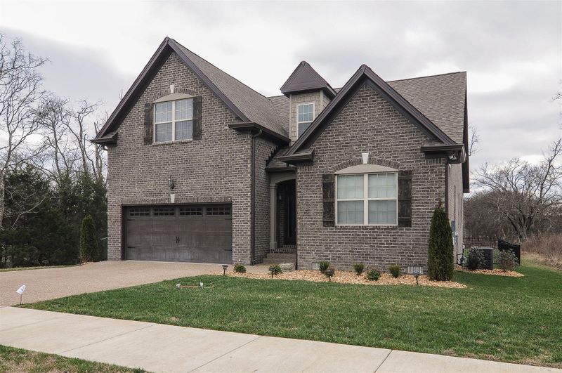 221 Starting Gate Dr, Gallatin, TN 37066