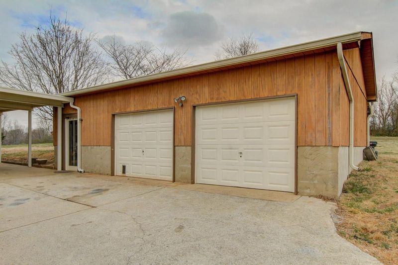 214 S Palmers Chapel Rd, Cottontown, TN 37048