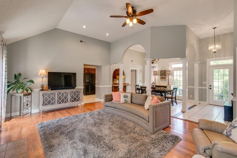 1047 Glendale Dr, Dickson, TN 37055