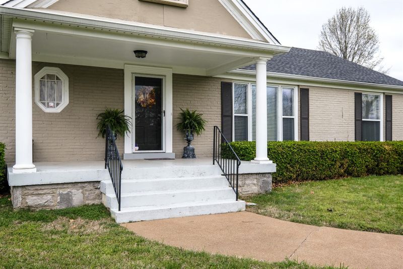 6326 Robin Hill Rd, Nashville, TN 37205