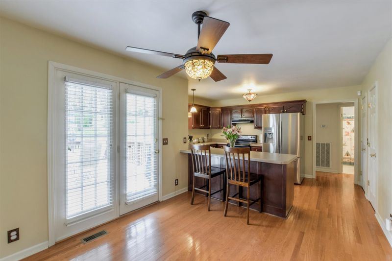 1055 Burnham Dr S, Hendersonville, TN 37075