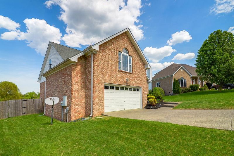 2004 Oakhall Ct, Mount Juliet, TN 37122