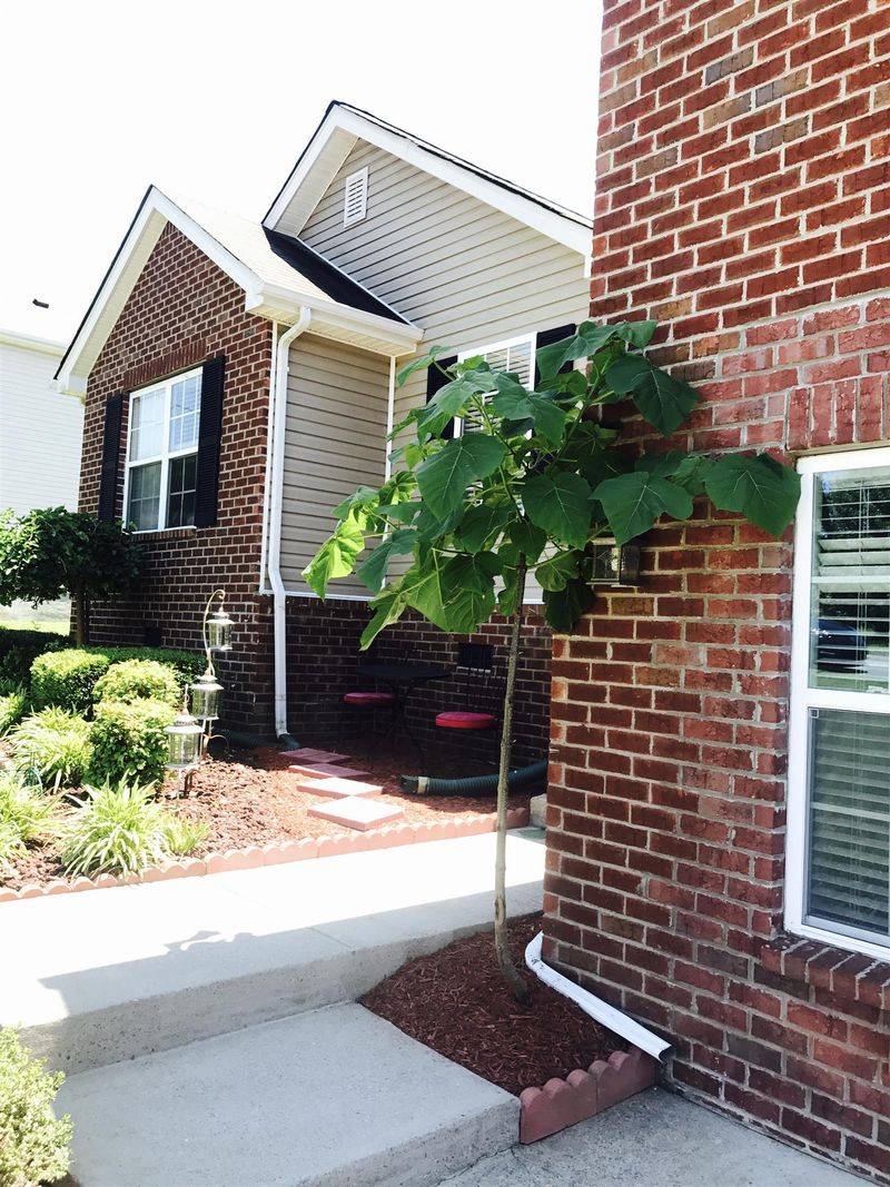 1562 Laurel Ledge Dr, La Vergne, TN 37086