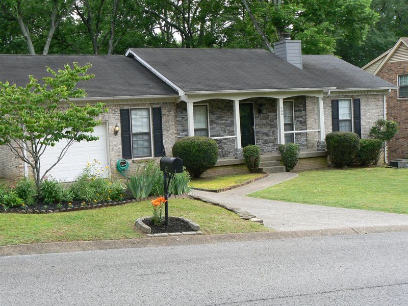 909 Sandburg Ct, Nashville, TN 37214