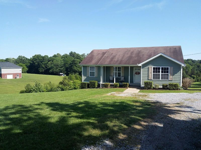 1348 Old County House Rd, Charlotte, TN 37036