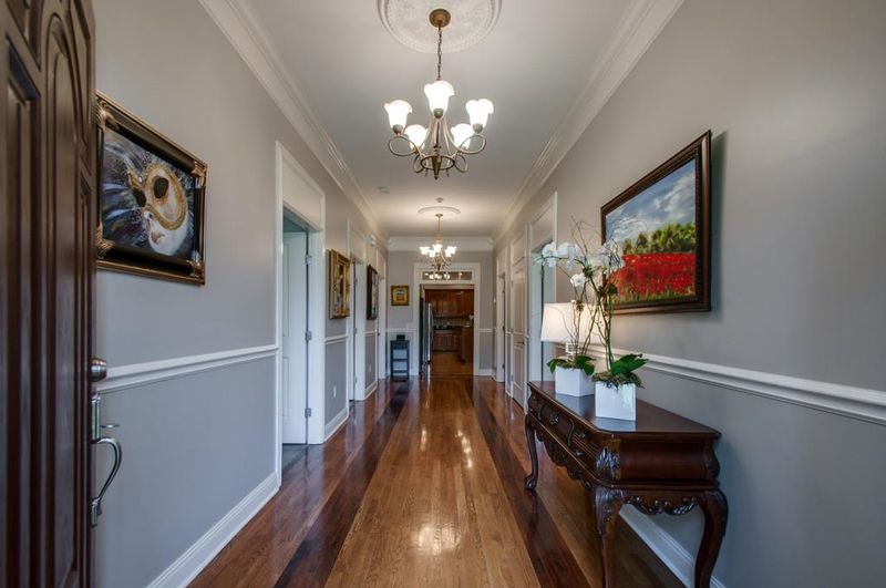 8045 Sawyer Brown Rd, Nashville, TN 37221