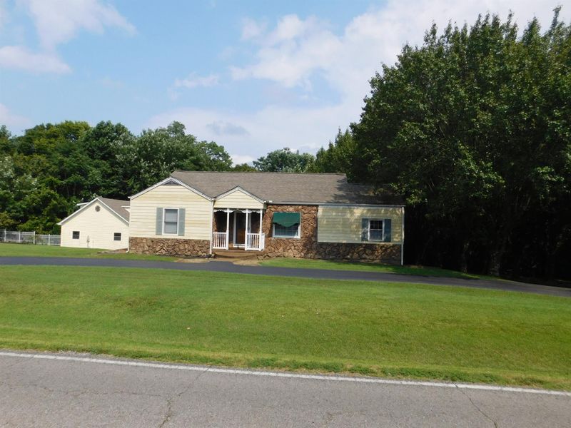821 Shun Pike, Cottontown, TN 37048