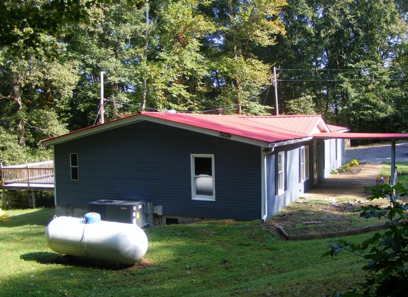 1075 Bloom Landing Rd, Charlotte, TN 37036