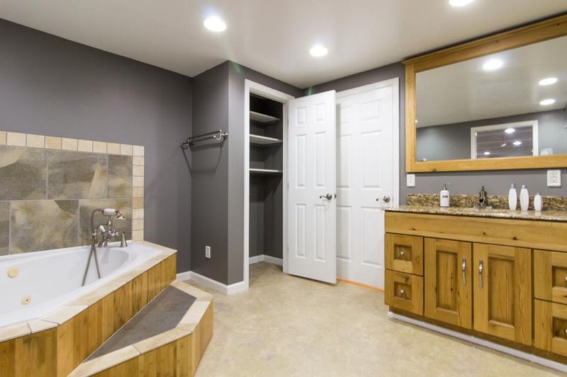 907 Lemont Dr, Nashville, TN 37216