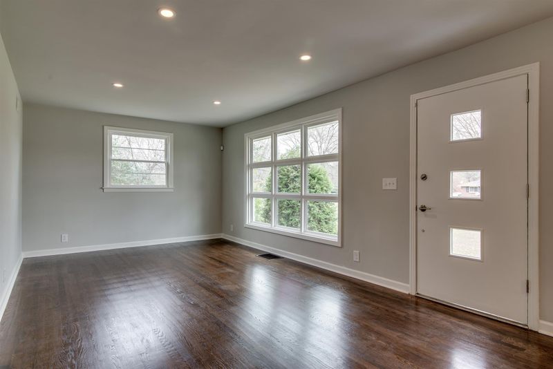 1111 Tuckahoe Dr, Nashville, TN 37207