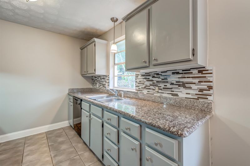 437 Cedarvalley Dr, Nashville, TN 37211