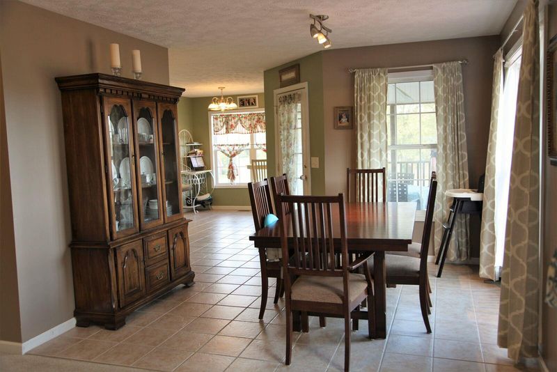 1009 Washington Dr, Cottontown, TN 37048