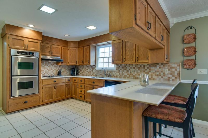 425 Eastside Dr, White Bluff, TN 37187