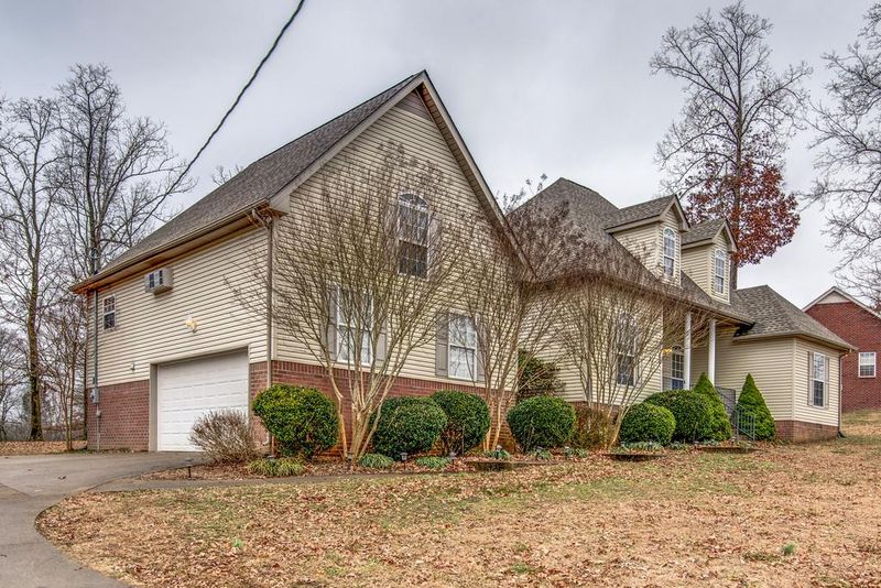 505 Red Fox Dr, Burns, TN 37029