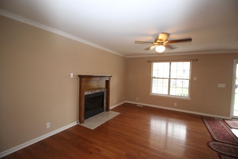 102 Acorn Dr, Dickson, TN 37055