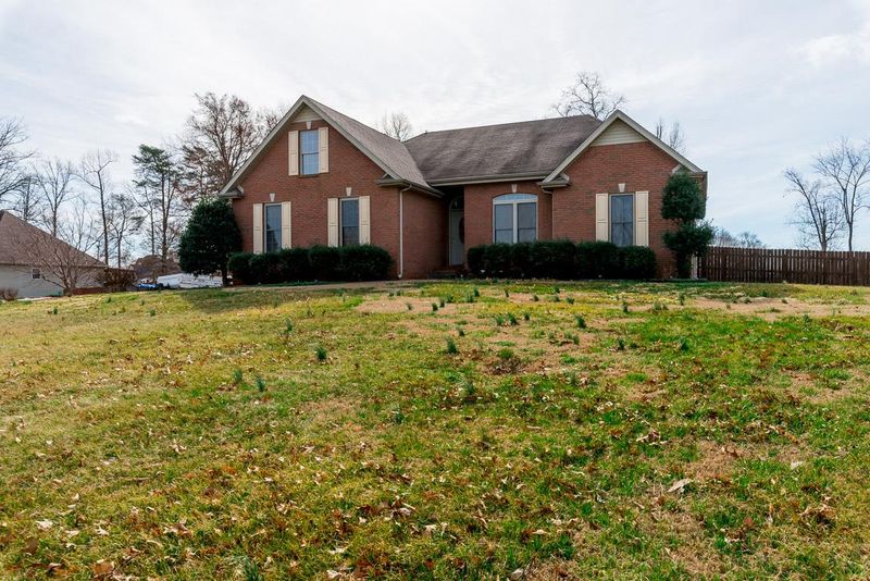 1123 Rustling Oaks Dr, Pleasant View, TN 37146