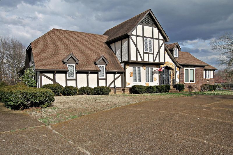 105 Sam Davis Dr, Springfield, TN 37172