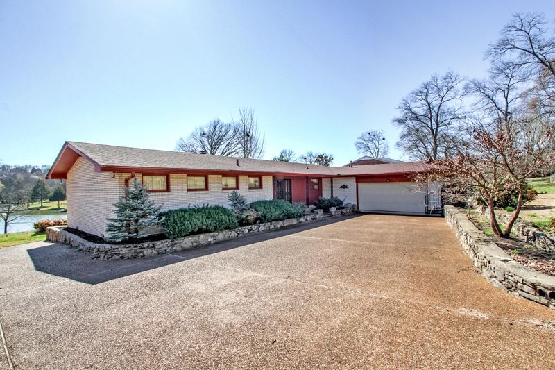 185 Snug Harbor Dr, Hendersonville, TN 37075