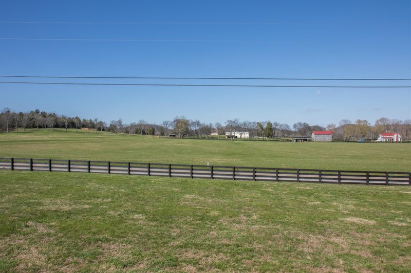 1819 Les Robinson Rd, Columbia, TN 38401