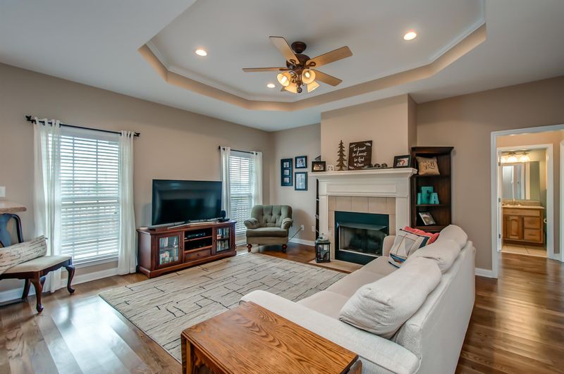 1400 Triple Crown Ct, Columbia, TN 38401