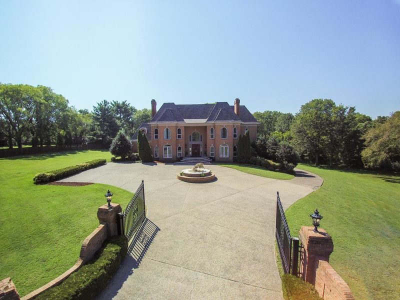140 Lake Valley Rd, Hendersonville, TN 37075