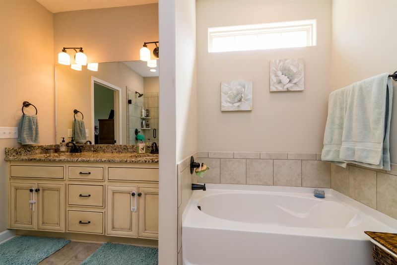 5130 Myra Dr, Hermitage, TN 37076