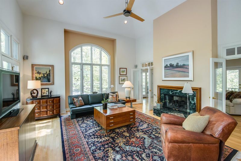 390 Wayside Ct, Nashville, TN 37205