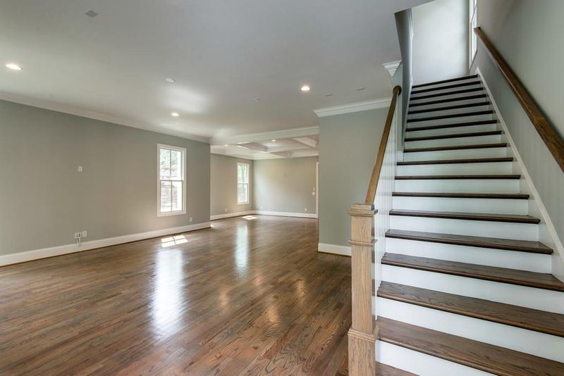 921 Gale Ln, Nashville, TN 37204