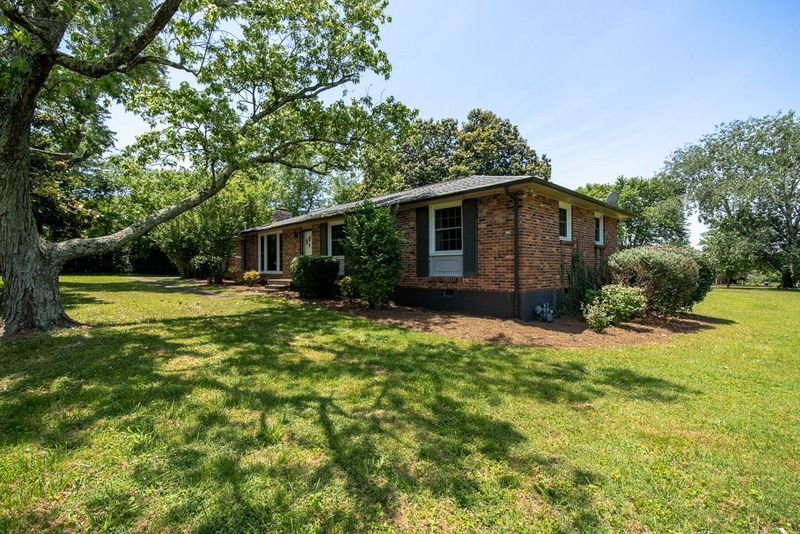 460 Walton Ferry Rd, Hendersonville, TN 37075