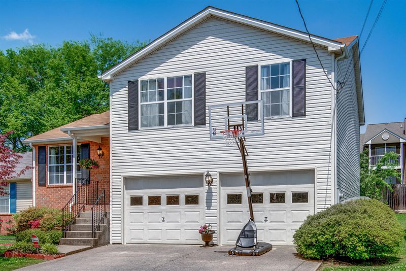 95 Edgehill Ln, Hendersonville, TN 37075