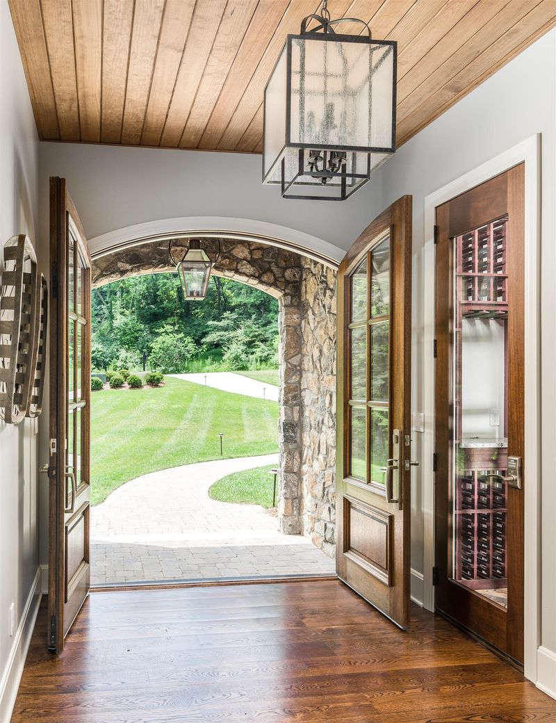 1260 Saxon Dr, Nashville, TN 37215