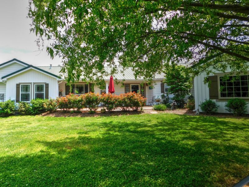 220 Rock House Hollow Pvt Ct, Bethpage, TN 37022