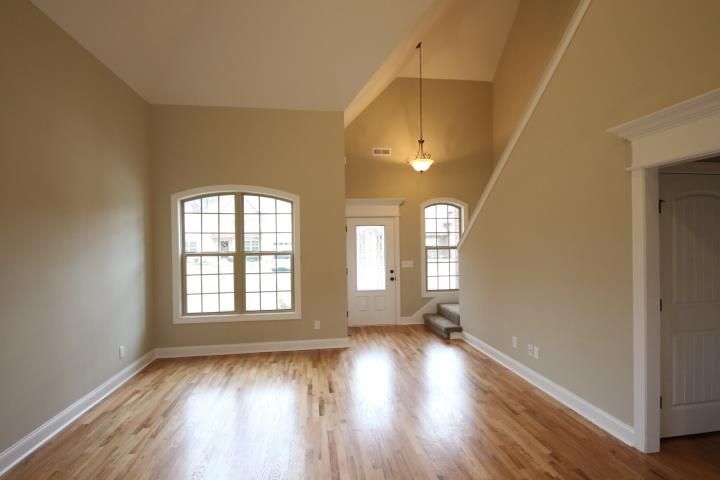 2812 Lightning Bug Dr, Murfreesboro, TN 37129