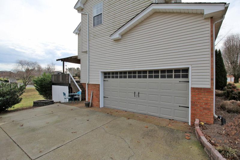 1150 Adam Dr, Cottontown, TN 37048