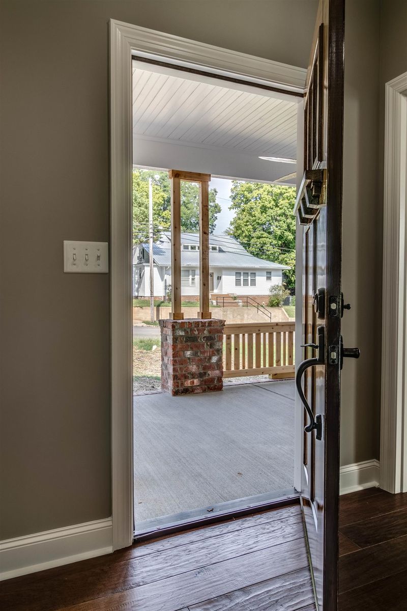 402 W College St, Dickson, TN 37055