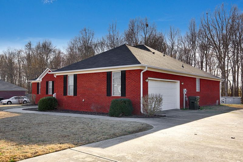 122 Edgebrook Dr, Ardmore, AL 35739