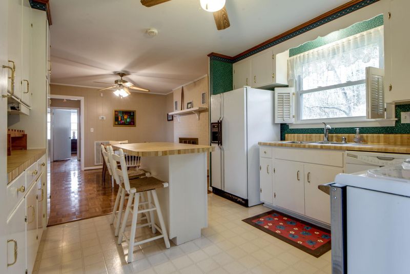 5225 Greenleaf Dr, Nashville, TN 37211