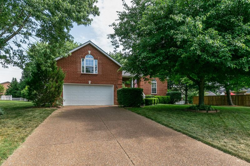 2754 Wiltshire Ct, Thompsons Station, TN 37179