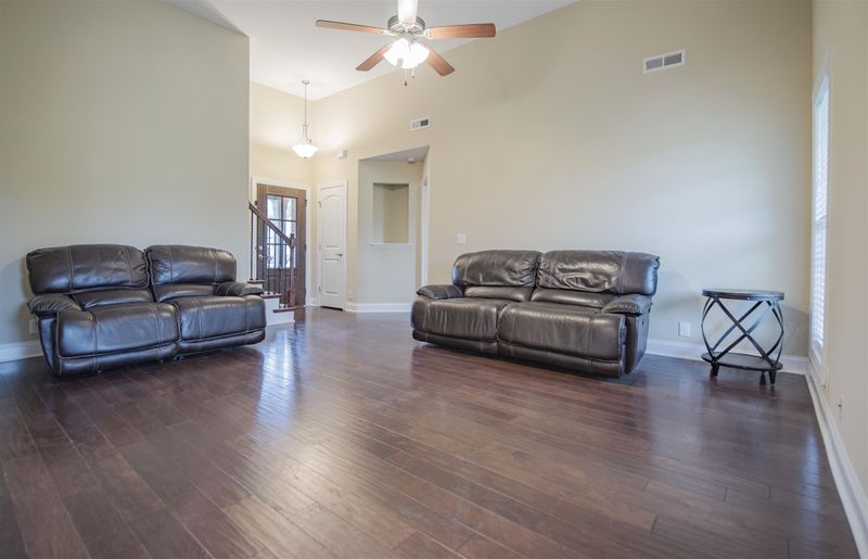 8422 Manor Farm Dr, Murfreesboro, TN 37129