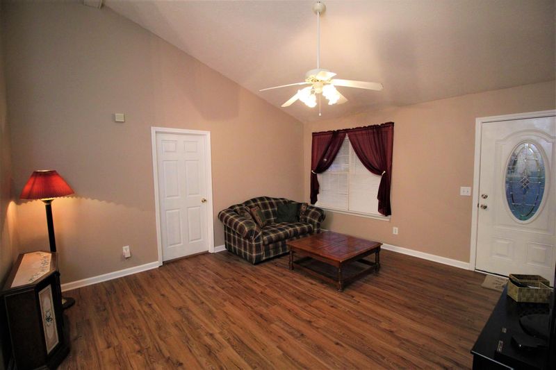 1103 Stonegate Ct, La Vergne, TN 37086
