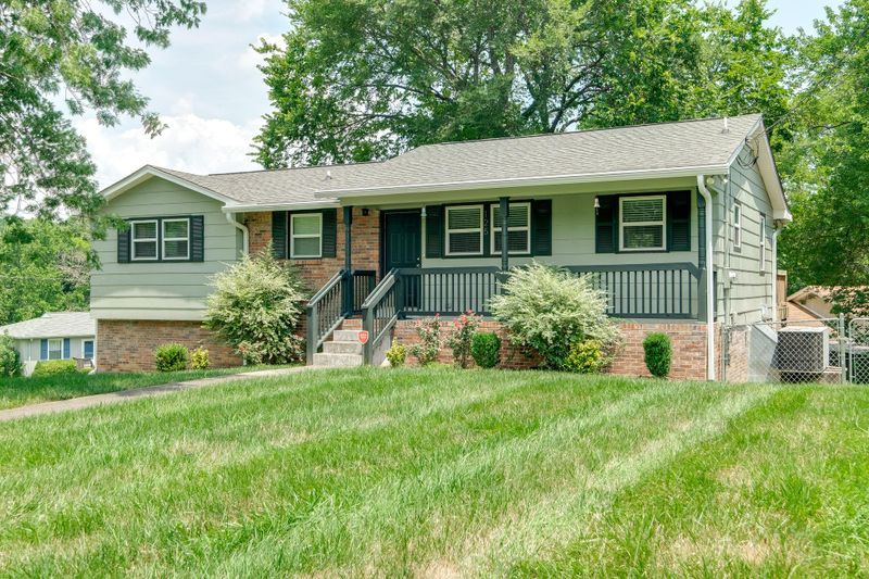 125 Cedarcrest Dr, Hendersonville, TN 37075