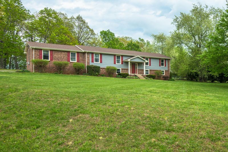 7102 Harding Dr, Fairview, TN 37062