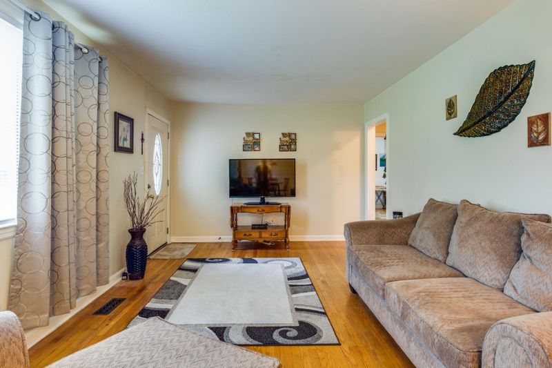 2716 Sandy Dr, Nashville, TN 37216