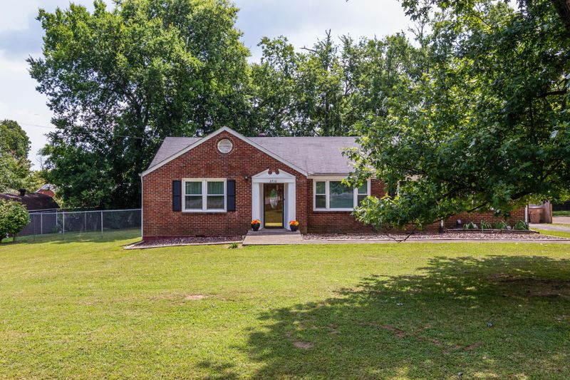 2716 Sandy Dr, Nashville, TN 37216