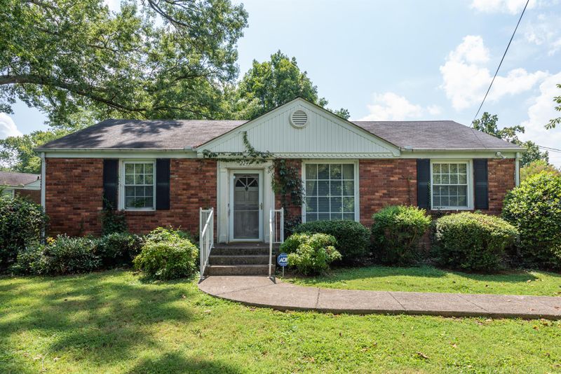 2244 Ridgecrest Dr, Nashville, TN 37216