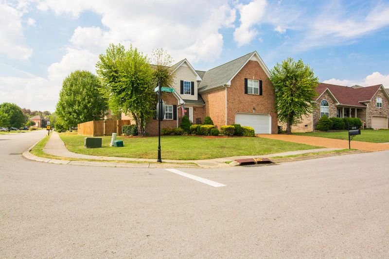 1040 Oakhall Dr, Mount Juliet, TN 37122